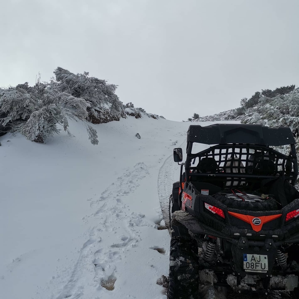 En la época de frío con los caminos cubiertos de nieve