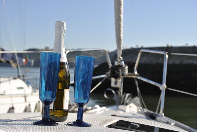 Una botella de vino espumoso esperando para la ocasión