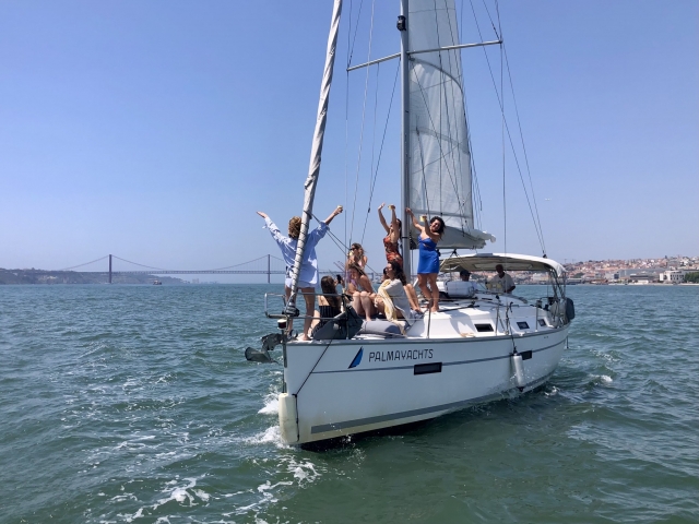 Velero navegando por el estuario del Tajo