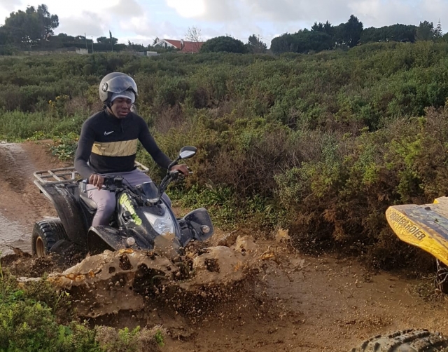 Superando los obstáculos naturales con el cuatrimoto