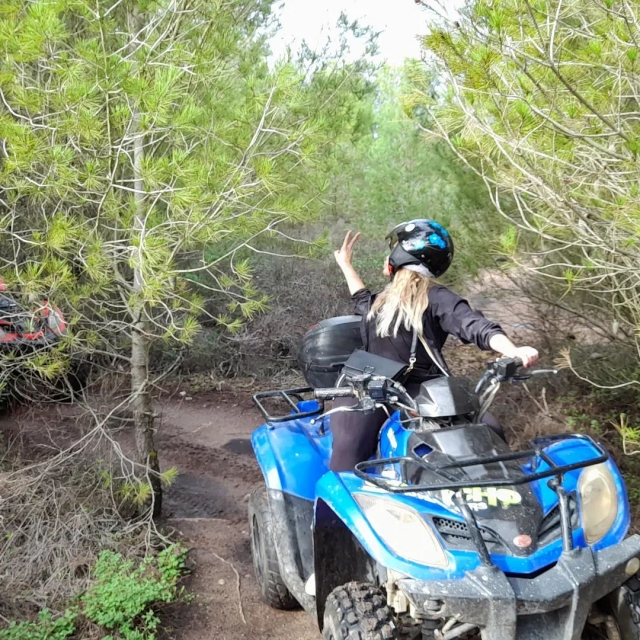 Pilotando un cuatrimoto a toda velocidad