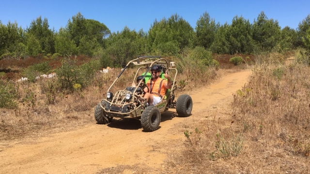 Un buggy recorriendo los senderos portugueses