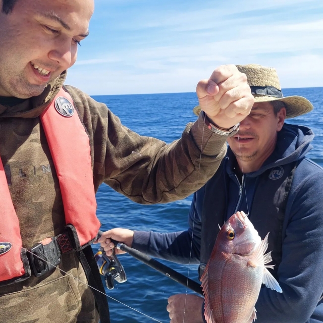 Con un pescado entre las manos