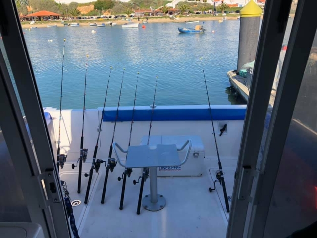 Equipo de pesca listo para la jornada 