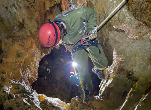 Bajando por las rocas del interior de la cueva
