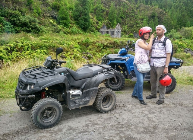 Pareja divirtiéndose con el paseo en cuatrimoto por las Azores