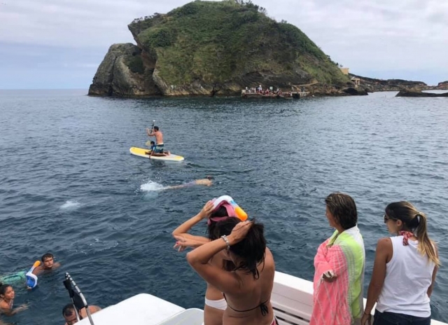 Sobre la tabla de Surf por la costa de las Azores