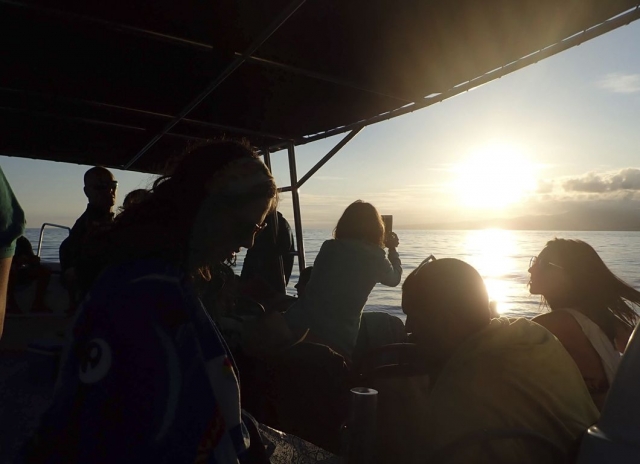 El sol poniéndose desde la embarcación 