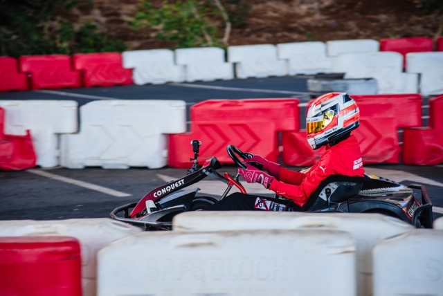 En las curva del circuito de karts
