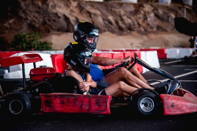 Padre e hijo disfrutando de nuestro circuito de karting