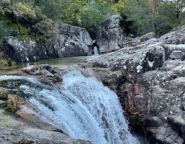 Cascada sobre el lago