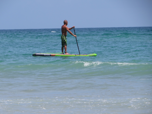 Sobre la tabla de paddle board en la Isla Pico