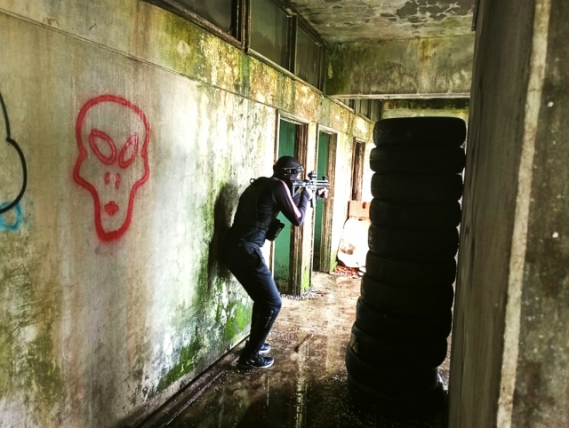 Jugando un partida de laser tag