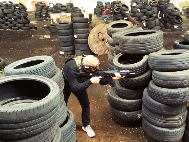 Entre neumáticos duranle la partida de laser tag