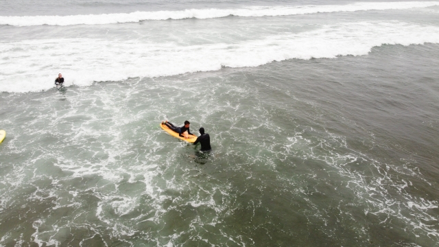 El profesor explica a sus alumnos de surf en Ericeira
