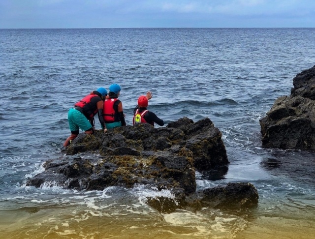 Grupo haciendo coasteering