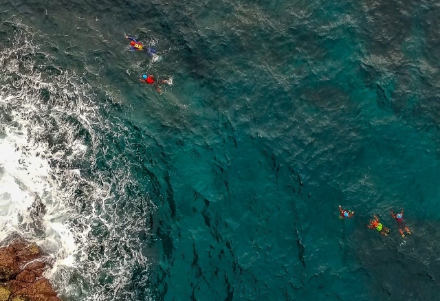 Grupo nadando haciendo coasteering
