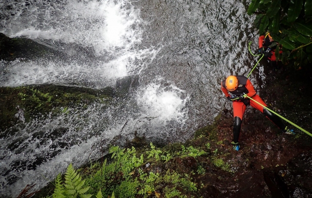 Chico haciendo Canyoning 