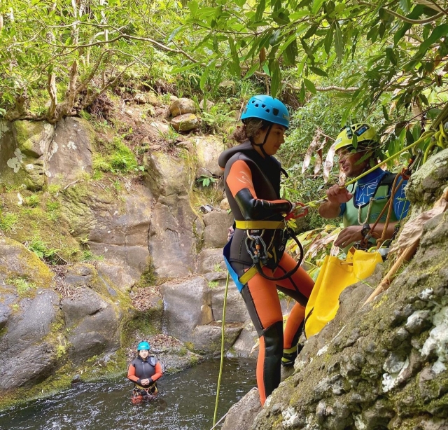 Chica aprendiendo a usar rápel