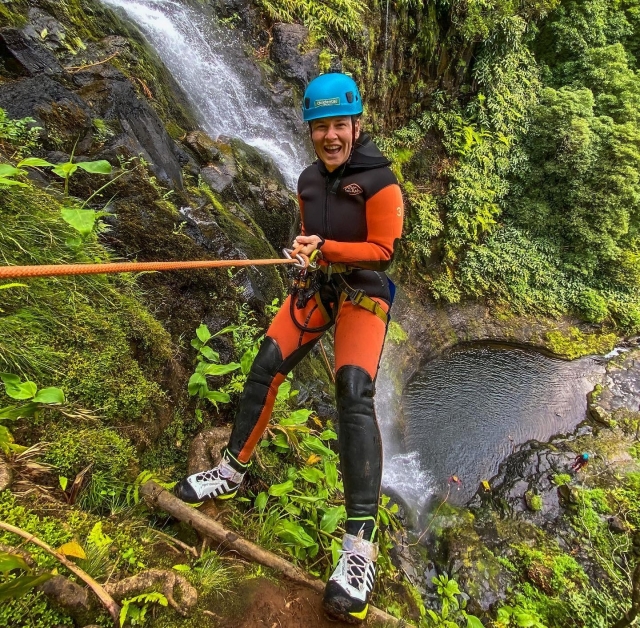 Mujer disfrutando haciendo barranquismo