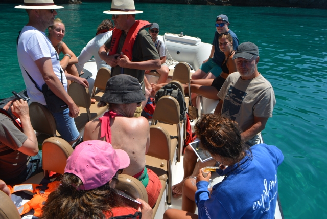 Grupo grande disfrutando del paseo en barco