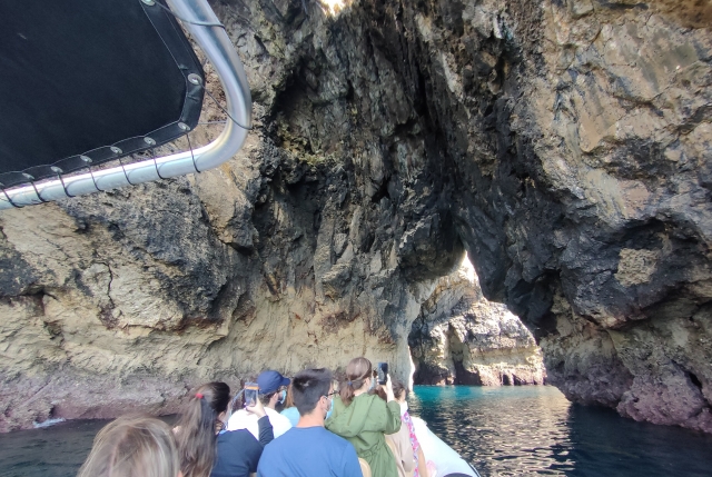 A punto de entrar en barco por las cueva
