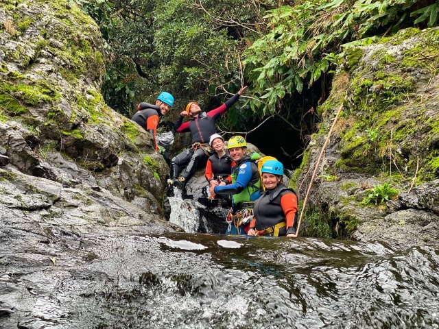 Grupo de amigos disfrutando del barranquismo