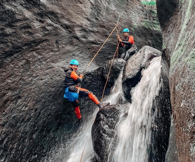 Hombre descendiendo por la cascada