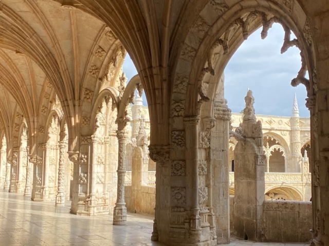 Arcos y columnas de los patios del Mosteiro dos Jerónimos 