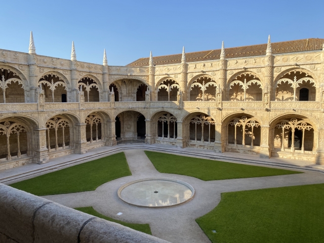 Vista panorámica del claustro del monasterio de los Jerónimos