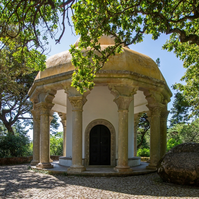 Templo de columnas en los jardines