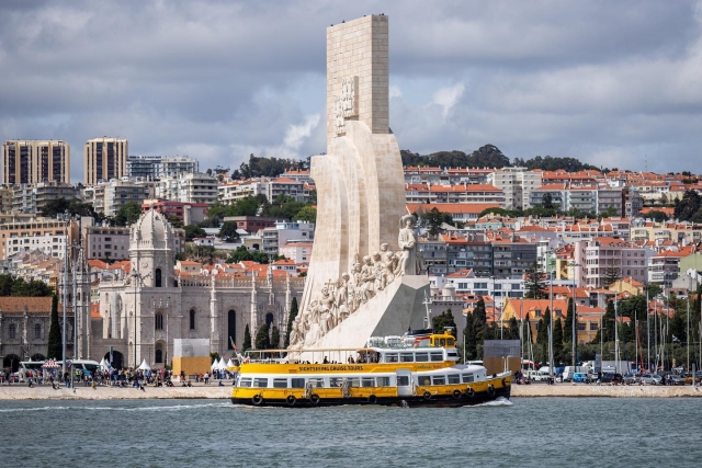 Barco navegando por el Monumento a los Descubrimientos
