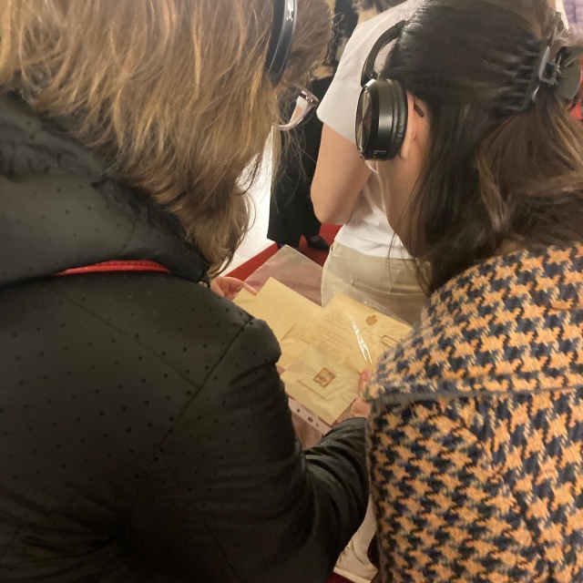 Escuchando la audioguía