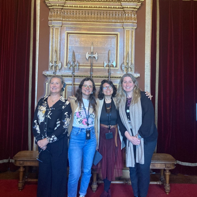 Amigas de visita al museo