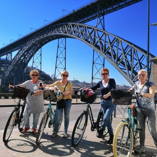 Mujes en bicicleta al lado del puenle Don Luis I