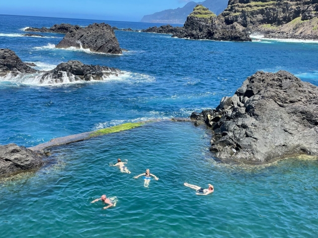Relajándose en las piscinas de lava