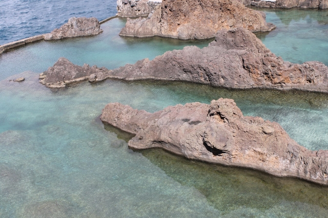 Formaciones volcánicas en las piscinas naturales
