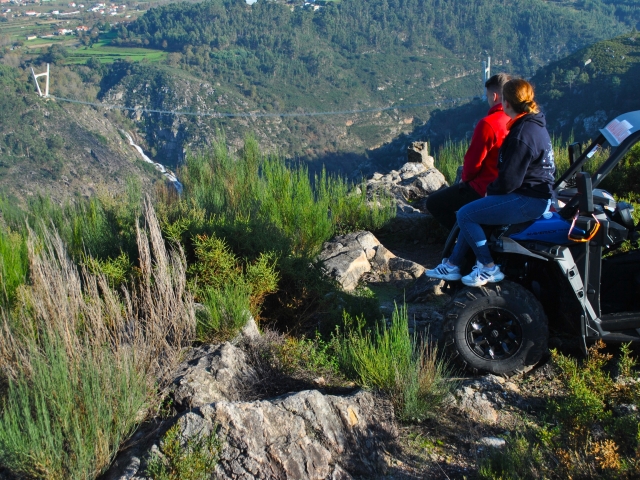 Viendo el puenle sentados sobre el buggy
