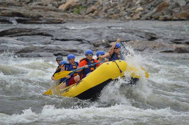 Adrenalina duranle el rafting