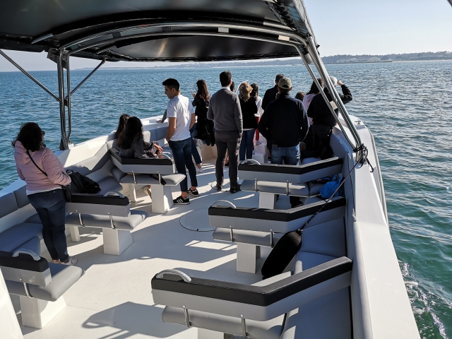 En el barco listos para avistar delfines