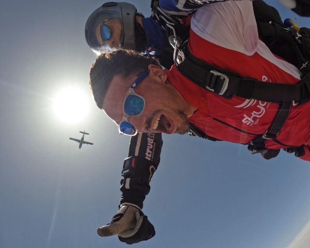  experimenta una descarga de adrenalina durante un paracaidismo 