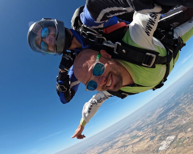 Salto en paracaídas tándem a 12.000 pies en Évora