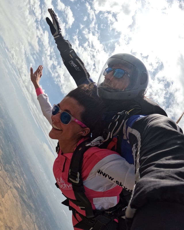 Disfruta del paracaidismo en caída libre 