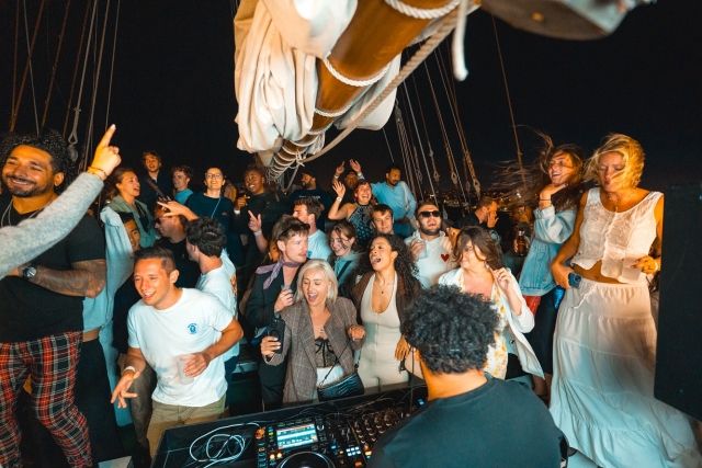  Fiesta en barco por el río Tajo 