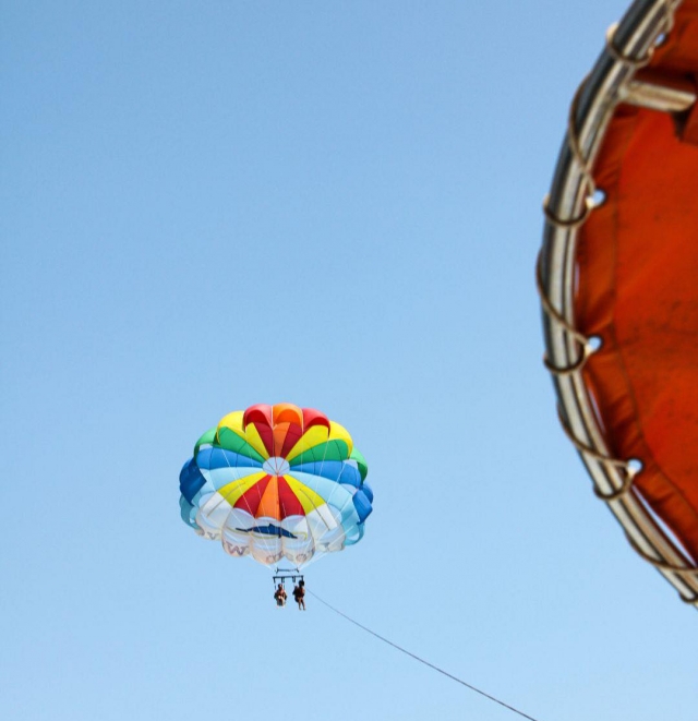  Parasailing 