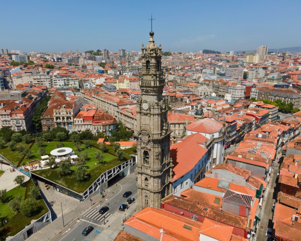  Iglesia, torre y museo 