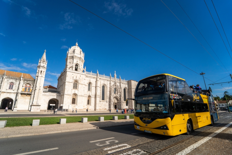 Museo de los Jerónimos visto desde el camioneta 