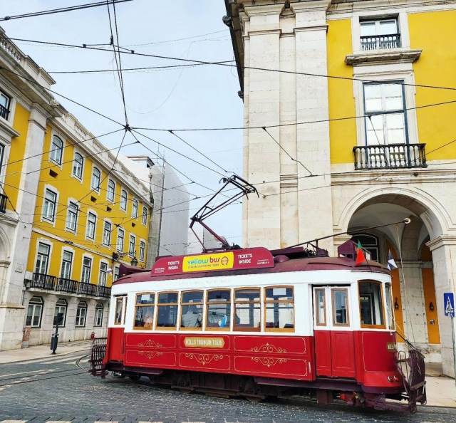  Tranvía clásico en las colinas 