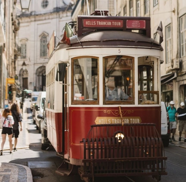  Tranvía clásico en las colinas 