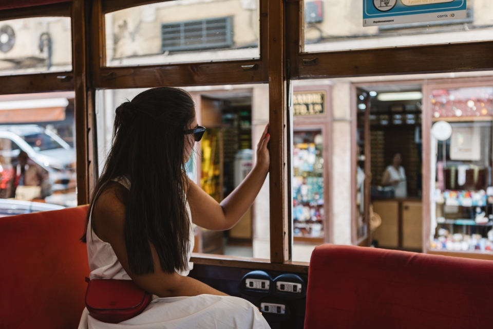  Tranvía rojo en Alfama 